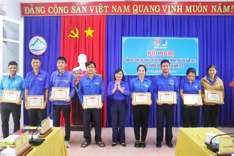 Tặng giấy khen cho tập thể có thành tích xuất sắc trong công tác Đoàn  và phong trào thanh thiếu nhi năm 2024