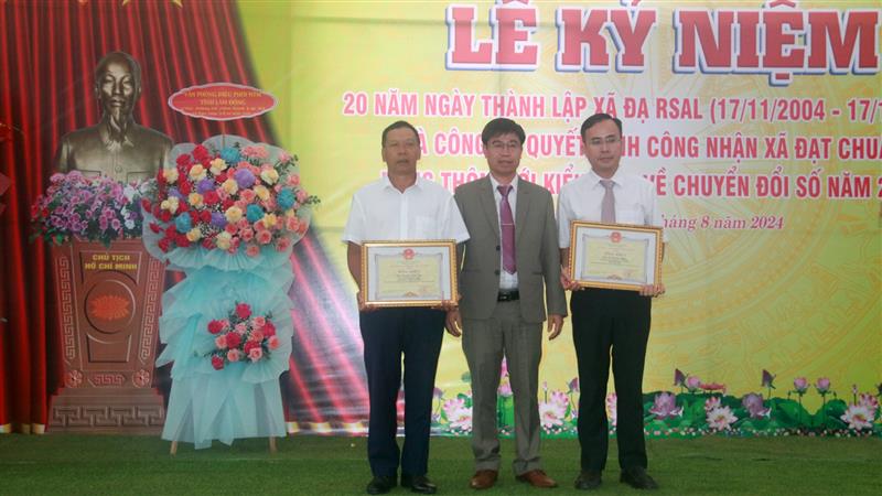 Đồng chí Nguyễn Văn Châu - Bí thư Huyện ủy trao Bằng khen của Chủ tịch UBND tỉnh cho các tập thể và cá nhân đã có thành tích xuất sắc trong công tác xây dựng và phát triển địa phương