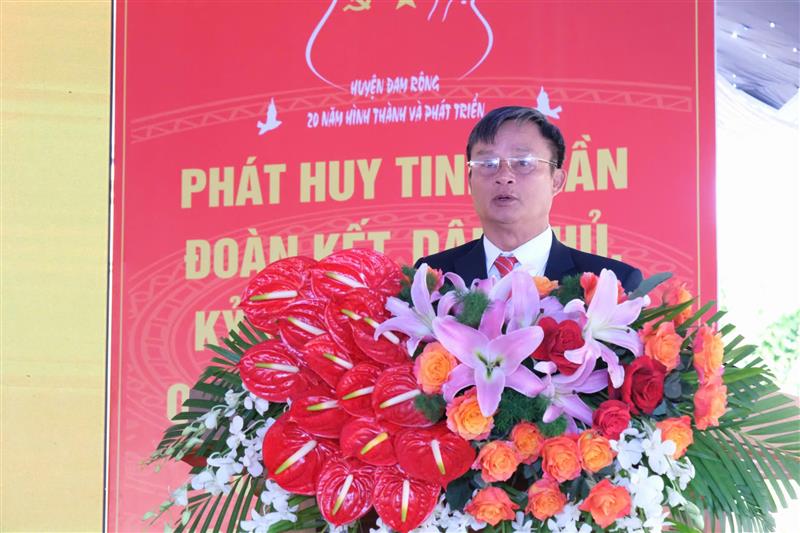 Đồng chí Trương Hữu Đồng - Phó Bí thư Huyện uỷ, Chủ tịch UBND huyện Đam Rông báo cáo tóm tắt kinh tế - xã hội 