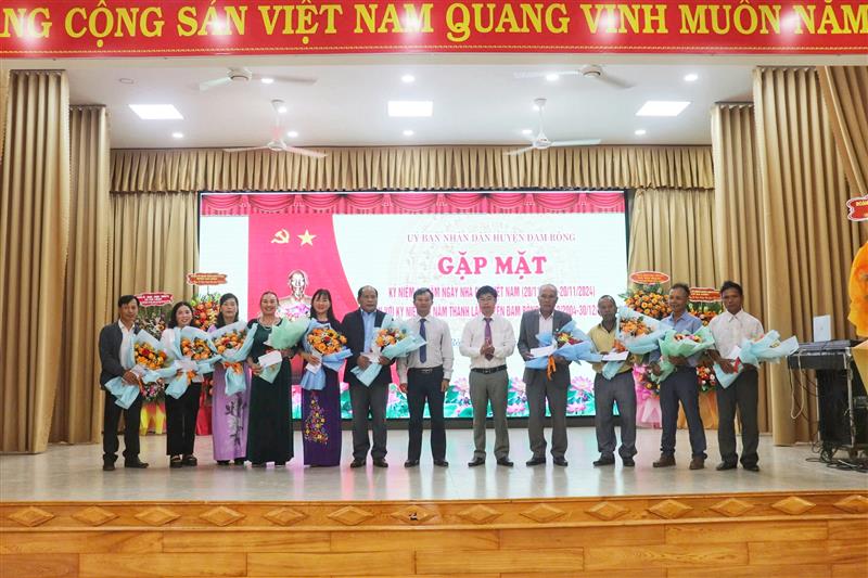 Thường trực Huyện ủy tăng hoa chúc mừng cựu giáo chức nhân dịp kỷ niệm 42 năm Ngày nhà giáo Việt Nam