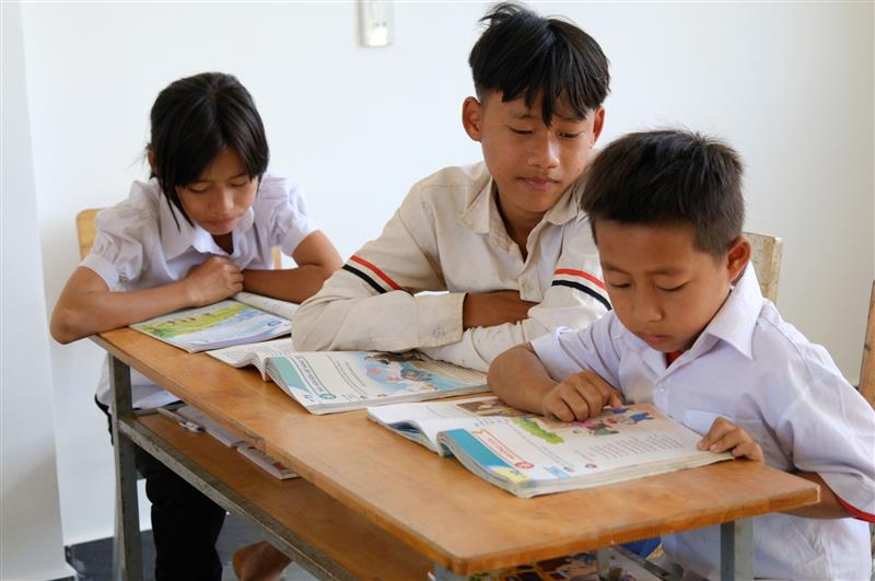 Ba anh em Thắng, Út, Hoàng được các thầy giáo chăm lo chuyện ăn ở, học hành