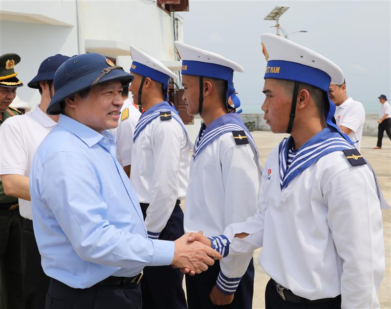 Đồng chí Lại Xuân Môn, Ủy viên Trung ương Đảng, Phó Trưởng ban Thường trực Ban Tuyên giáo Trung ương thăm hỏi các chiến sỹ đảo Đông A trong chuyến công tác tại Trường Sa (5/2023)