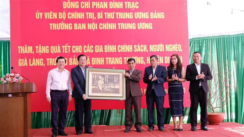 Đồng chí Phan Đình Trạc - Trưởng Ban Nội chính Trung ương tặng bức ảnh Bác Hồ và quà lưu niệm cho xã Đinh Trang Thượng