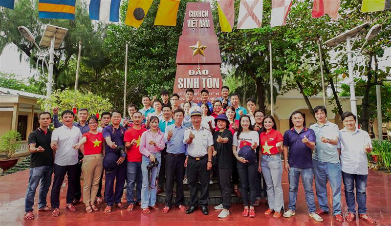 Đoàn Công tác của Lữ đoàn 146 cùng đội ngũ phóng viên tại đảo Sinh Tồn