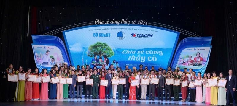 Toàn cảnh 60 thầy cô trên toàn quốc được tuyên dương tại Chương trình
