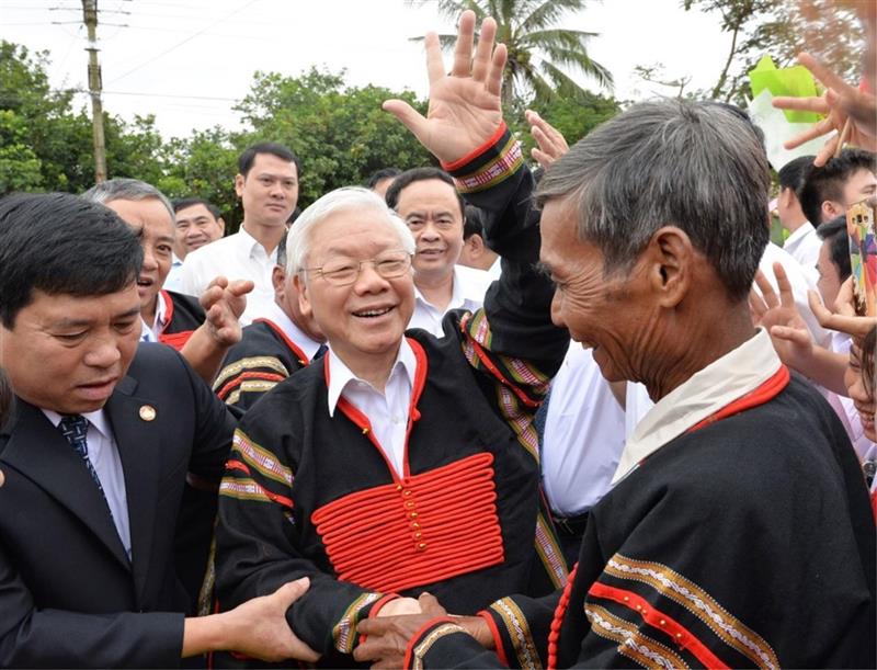 Tổng Bí thư, Chủ tịch nước Nguyễn Phú Trọng dự Ngày hội Đại đoàn kết toàn dân tộc các Buôn , thôn xã Dur Kmăl, huyện Krông Ana, tỉnh Đắk Lắk, năm 2018. (Ảnh: TTXVN)