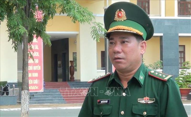 Thượng tá Nguyễn Văn Hiệp, Chính uỷ Bộ đội Biên phòng tỉnh An Giang trả lời phỏng vấn phóng viên. (Ảnh: TTXVN)