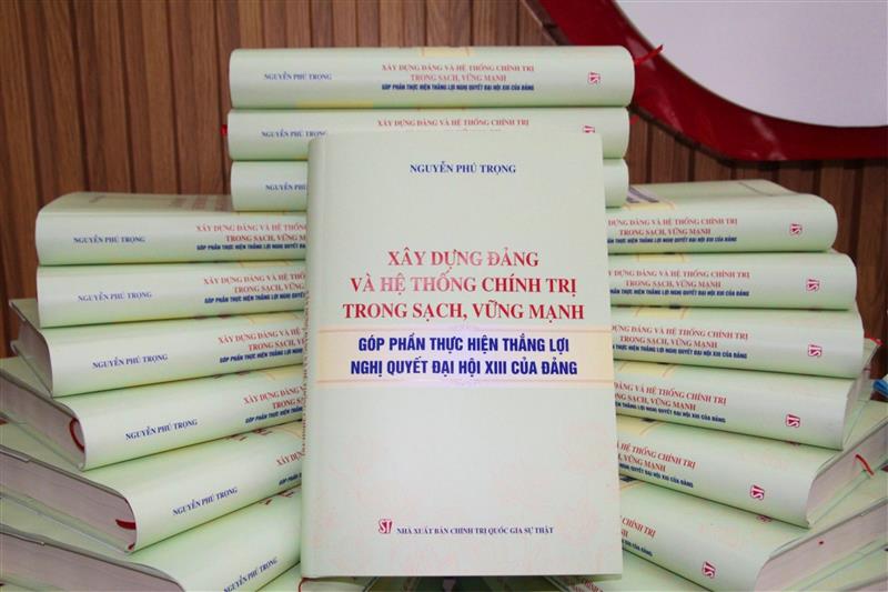 Bìa cuốn sách Xây dựng Đảng và hệ thống chính trị trong sạch, vững mạnh, góp phần thực hiện thắng lợi Nghị quyết Đại hội XIII của Đảng.