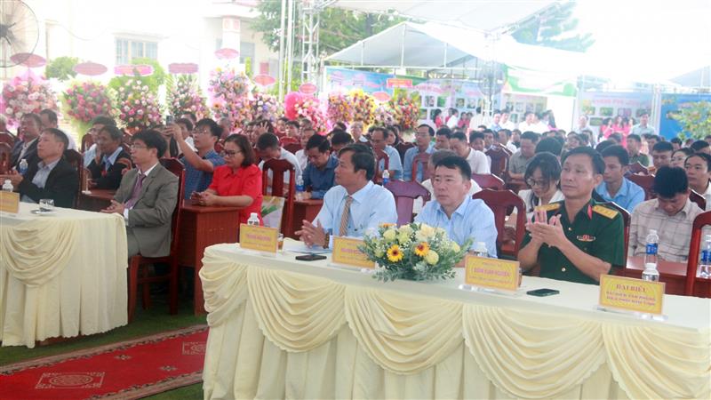Nhân dân các dân tộc trong xã và các đại biểu tham dự buổi lễ
