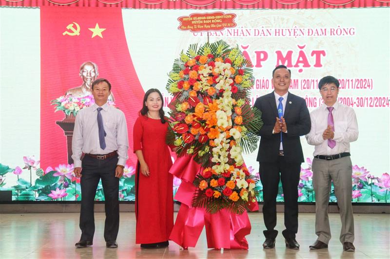 Thường trực Huyện ủy tặng hoa chúc mừng kỷ niệm 42 năm Ngày nhà giáo Việt Nam