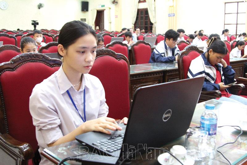 Học sinh các trường trên địa bàn thành phố Phủ Lý tham gia cuộc thi Trực tuyến tìm hiểu 70 năm Chiến thắng lịch sử Điện Biên Phủ. (Ảnh: baohanam.com)
