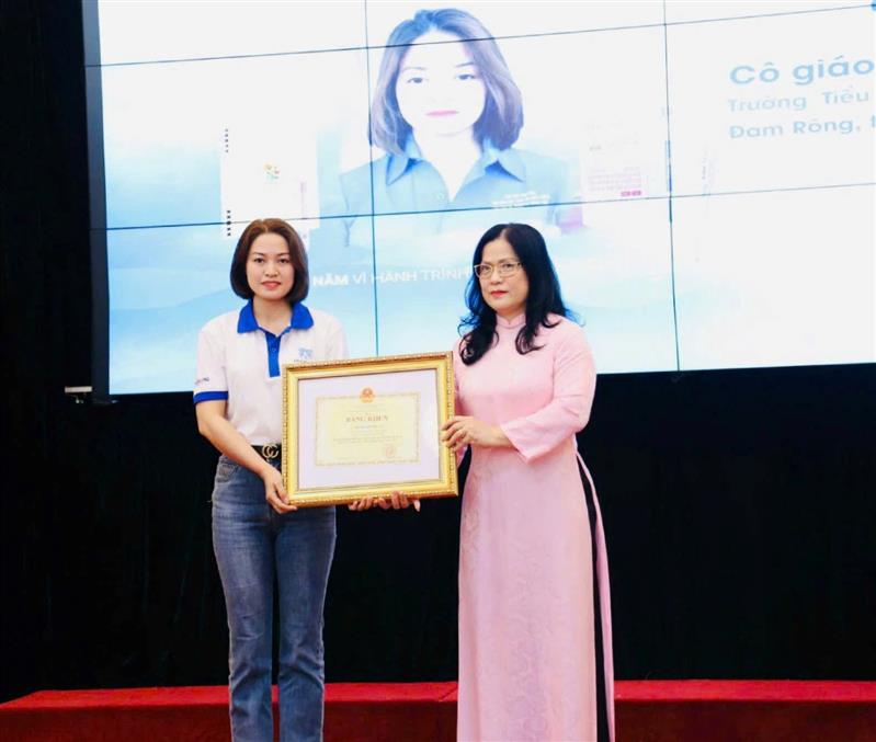 Cô Phạm Thị Thuyết nhận Bằng khen của Bộ giáo dục và đào tạo
