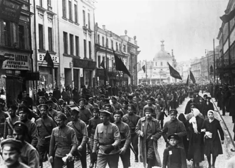 Những người lính Bolshevik diễu hành trên đường phố Moscow năm 1917.