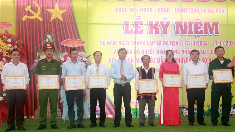 Đồng chí Trương Hữu Đồng – Chủ tịch UBND huyện tặng Giấy khen cho 3 tập thể và 6 cá nhân đã có thành tích xuất sắc trong công tác xây dựng và phát triển địa phương