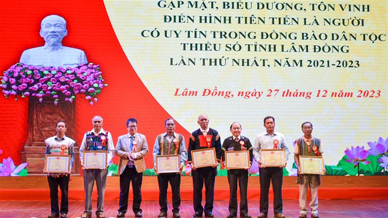 ội ngũ người có uy tín là cầu nối vững chắc giữa ý Đảng - lòng dân trong vùng đồng bào DTTS. Ảnh: Nhật Quỳnh