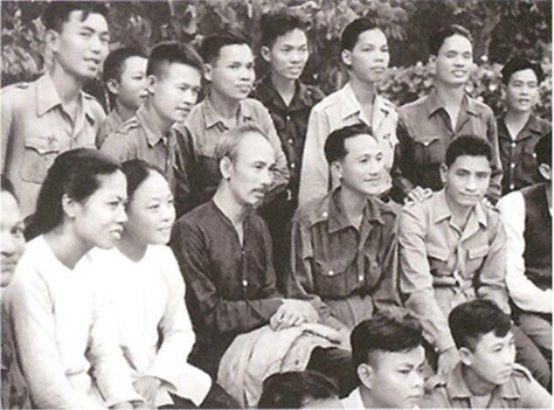 Chủ tịch Hồ Chí Minh với đội ngũ trí thức Việt Nam (Ảnh minh họa)