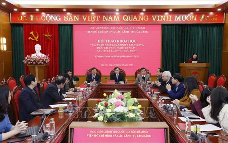 Quang cảnh hội thảo khoa học: “Tác phẩm Nâng cao đạo đức cách mạng, quét sạch chủ nghĩa cá nhân - Giá trị lý luận và thực tiễn”, nhân kỷ niệm 55 năm Ngày ra đời tác phẩm diễn ra ngày 29/2/2024, tại Hà Nội. (Ảnh: Văn Điệp/TTXVN)