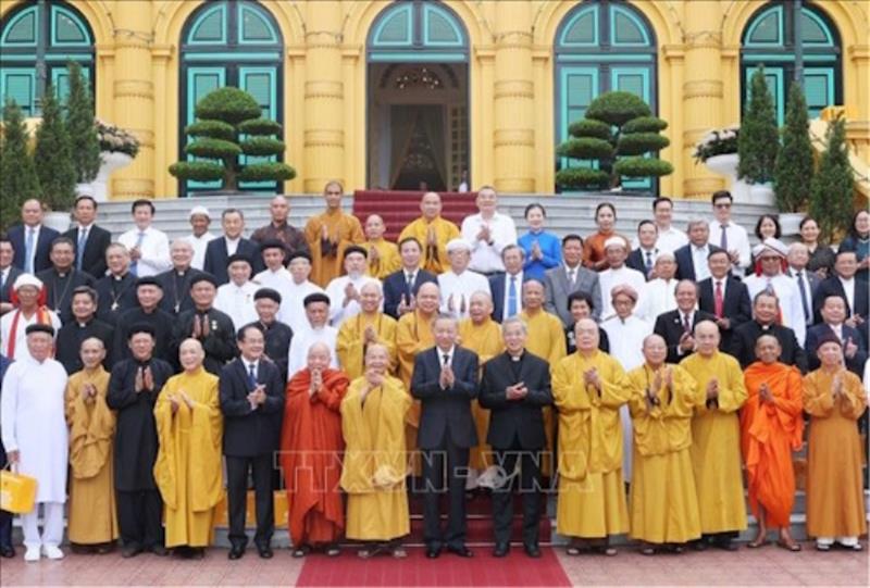 Chủ tịch nước Tô Lâm chụp ảnh lưu niệm với các đại biểu lãnh đạo, chức sắc các tổ chức tôn giáo tham gia buổi gặp mặt đại biểu lãnh đạo, chức sắc các tổ chức tôn giáo. (Ảnh: TTXVN)