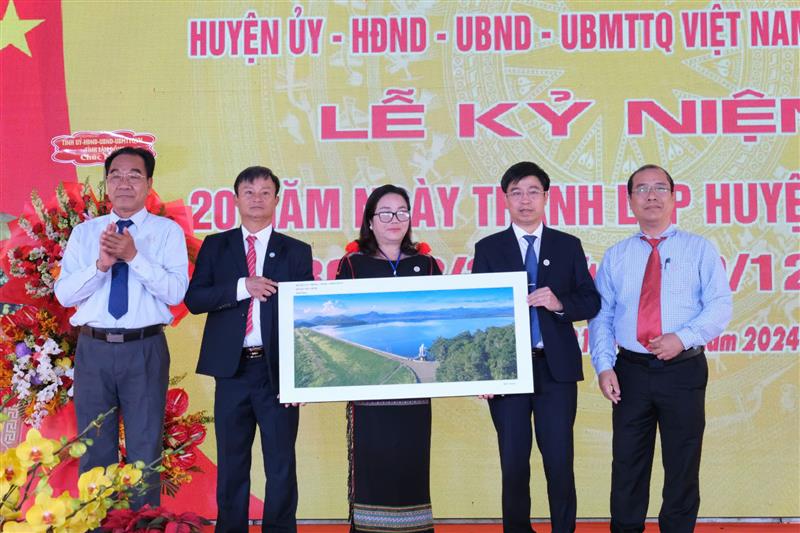 Lãnh đạo huyện Bắc Bình, tỉnh Bình Thuận tặng quà cho huyện Đam Rông