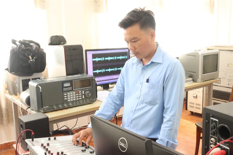 Anh Nguyễn Xuân Lam, kỹ thuật viên, Trung tâm Văn hóa, Thông tin và Thể thao  đang thực hiện các thao tác để phát sóng bàn tin thời sự tiếng K'Ho