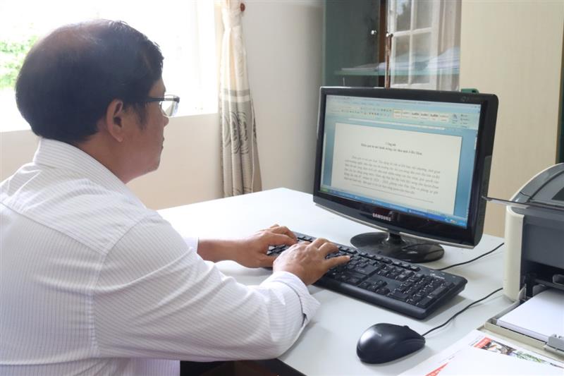 Anh Rơ Ông Ha Hiếu, biên dịch viên, Trung tâm Văn hóa, Thông tin và Thể thao huyện Đam Rông đang dịch từ tiếng Phổ thông sang tiếng K'Ho