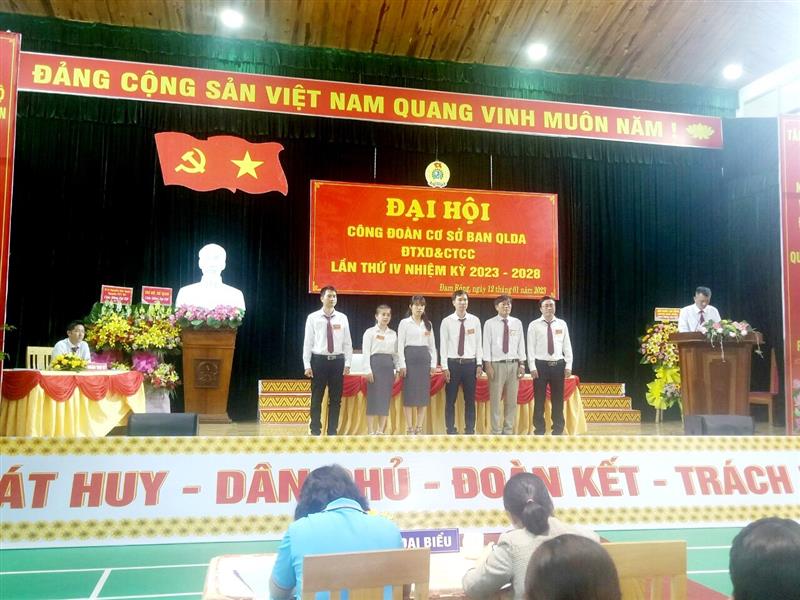Ban Chấp hành khóa IV ra mắt đại hội