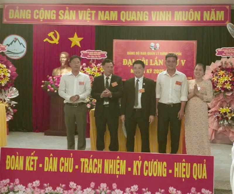 Ban Chấp hành khóa V ra mắt Đại hội.jpg