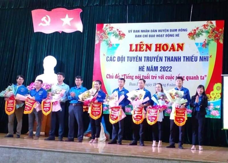 Các đội nhận cờ lưu niệm