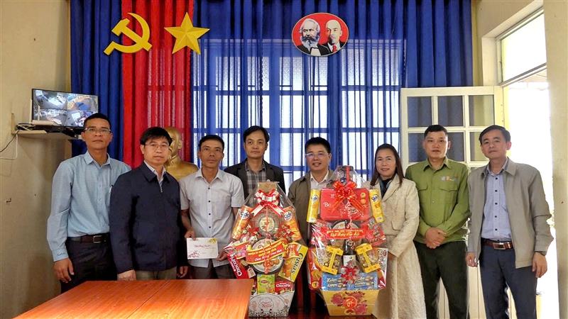 Bí thư Huyện ủy Nguyễn Văn Châu chúc Tết Trạm QLBVR xã Đạ Long.jpg