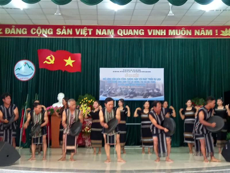 Biểu diễn cồng chiêng trong lễ ra mắt mô hình.jpg