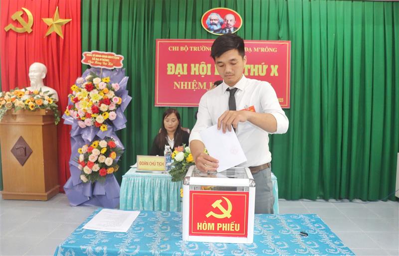 Bỏ phiếu bầu cấp ủy viên khóa mới nhiệm kỳ 2025 - 2027.jpg