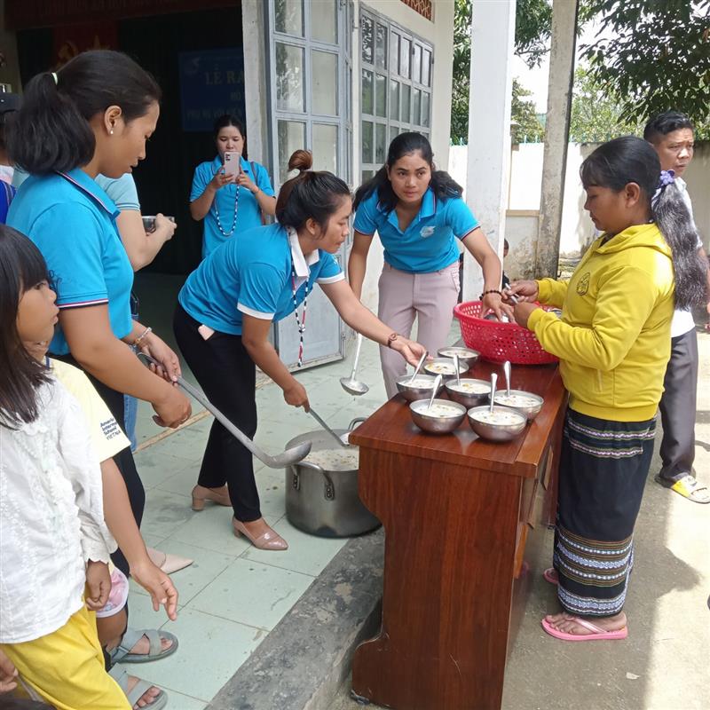 Các bà mẹ, phụ huynh nhận những bát cháo đầy dinh dưỡng cho trẻ