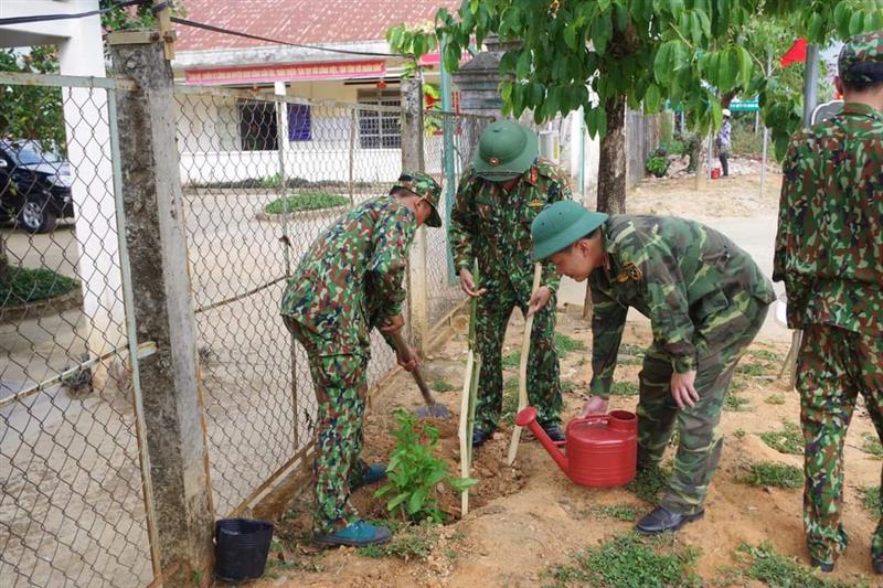 Các chiến sĩ  quân đội tham gia trồng cây