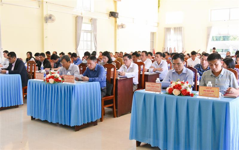 Các đại biểu dự buổi tiếp xúc cử tri.jpg
