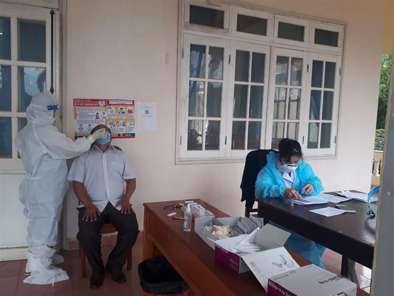 Các đại biểu tham dự kỳ họp thứ 02 - Hội đồng nhân dân huyện khóa IV, nhiệm kỳ 2021 - 2026 đang thực hiện test nhanh SARS-CoV-2