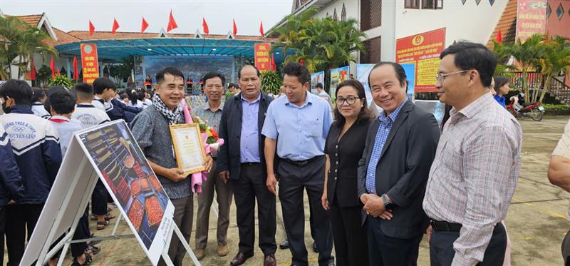 Các đại biểu tham quan triển lãm ảnh Đam Rông tuổi 20.jpg