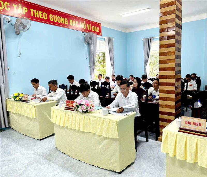 Các đại biểu và đảng viên tham dự Đại hội