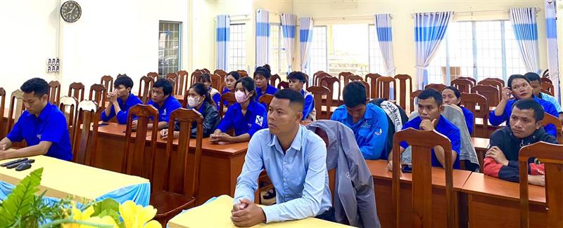Các đoàn viên thanh niên tham gia.jpg