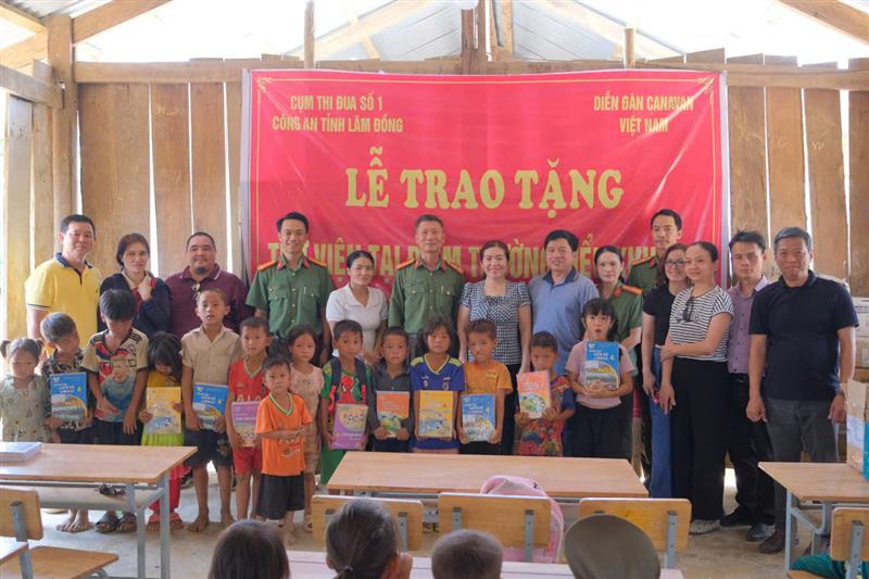Các đơn vị, tổ chức tặng sách vở và nhiều trang thiết bị cho các địa phương vùng sâu, vùng xa của huyện Đam Rông.jpg