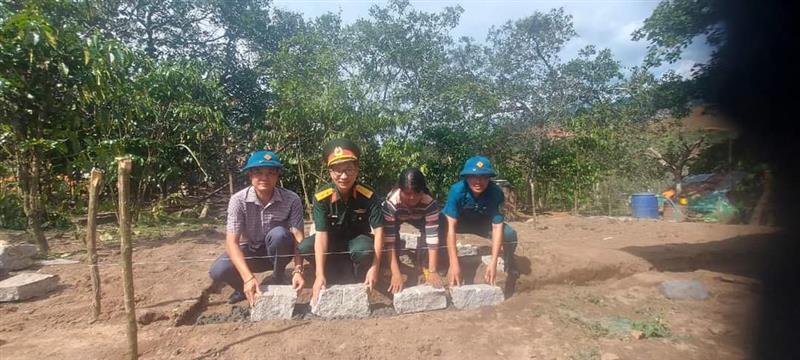 Các đồng chí lãnh đạo đại diện Ban Chỉ huy quân sự huyện, xã Đạ Long cùng hộ gia đình Liêng Hót K Ta  đặt móng.jpg