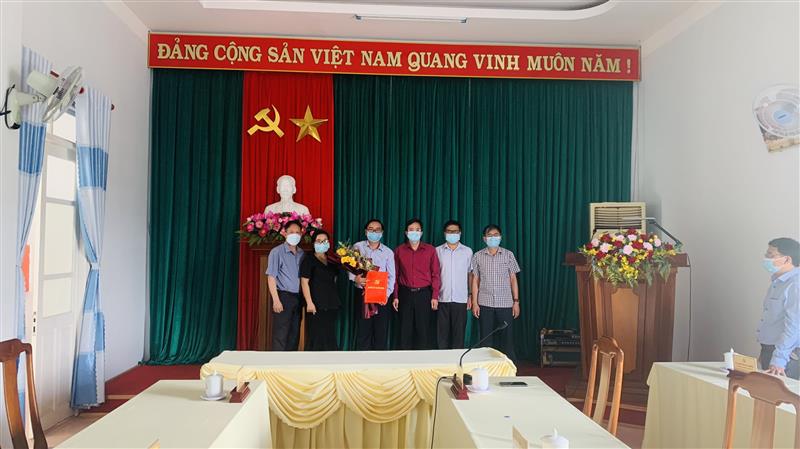 Các đồng chí lãnh đạo huyện tặng hoa chúc mừng  đồng chí Trương Văn Sángmới được điều động về cương vị mới.