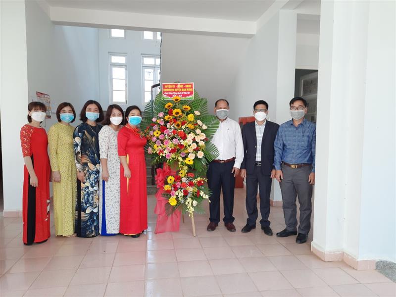 các đồng chí lãnh đạo huyện tặng hoa chúc mừng Hội Liên hiệp Phụ nữ huyện nhân ngày Quốc tế phụ nữ 8.3