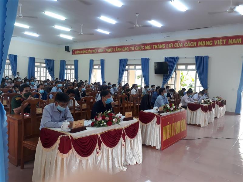 Các đồng chí lãnh đạo huyện tham gia Hội nghị nghiên cứu, học tập, quán triệt Chuyên đề toàn khóa do Trung ương tổ chức