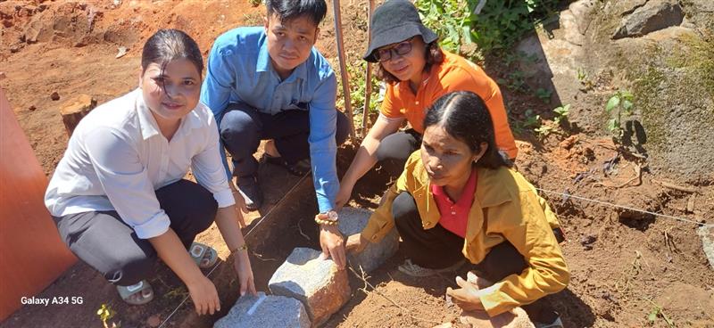Các đồng chí lãnh đạo Huyện, xã cùng chị K'Năm đặt móng nhà.jpg