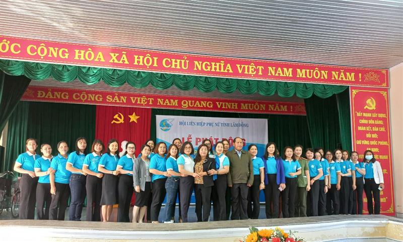 Các đồng chí lãnh đạo tham dự chụp hình lưu niệm tại buổi lễ