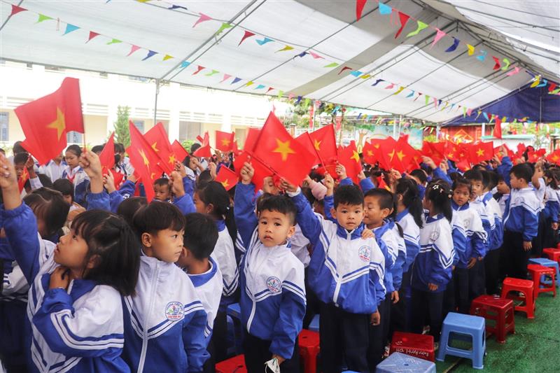 Các em học sinh hân hoan ngày Lễ khai giảng năm học mới.jpg