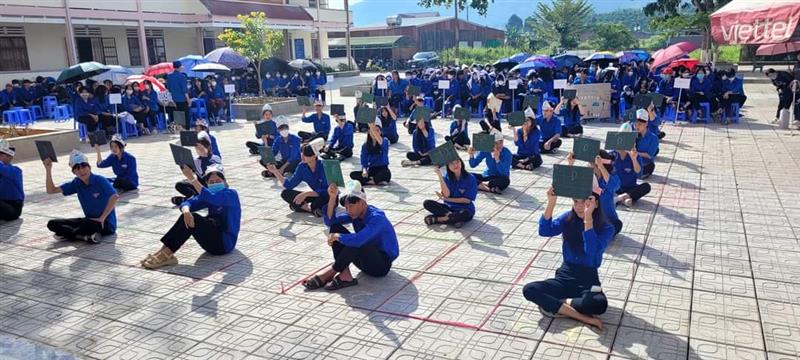 Các em học sinh tham gia phần thi  Rung chuông vàng