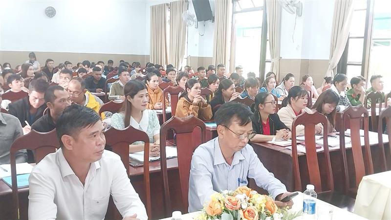 Các quần chúng ưu tú tham gia học lớp nhận thức về Đảng