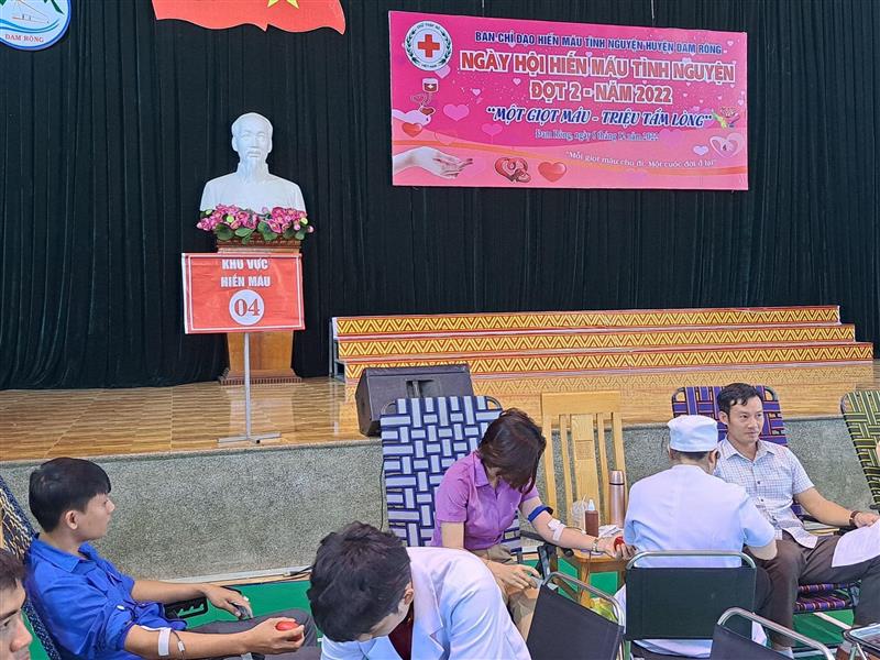 Các tình nguyện viên tham gia Hiến máu tình nguyện