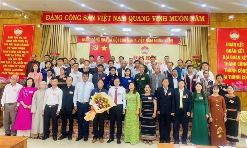 Các ủy viên UB MTTQ VN huyện khóa V, nhiệm kỳ 2024 - 2029 ra mắt đại hội.jpg